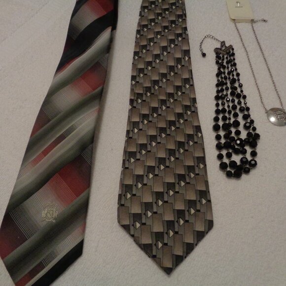 RETRO 2 TIES & 2 NECKLACES RETRO & NEW LOT - Picture 1 of 4